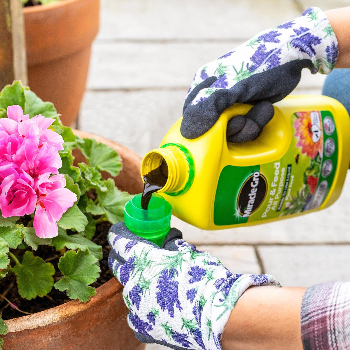 Miracle-Gro Pour And Feed Liquid Plant Food | Ready to Use | 1 Litre
