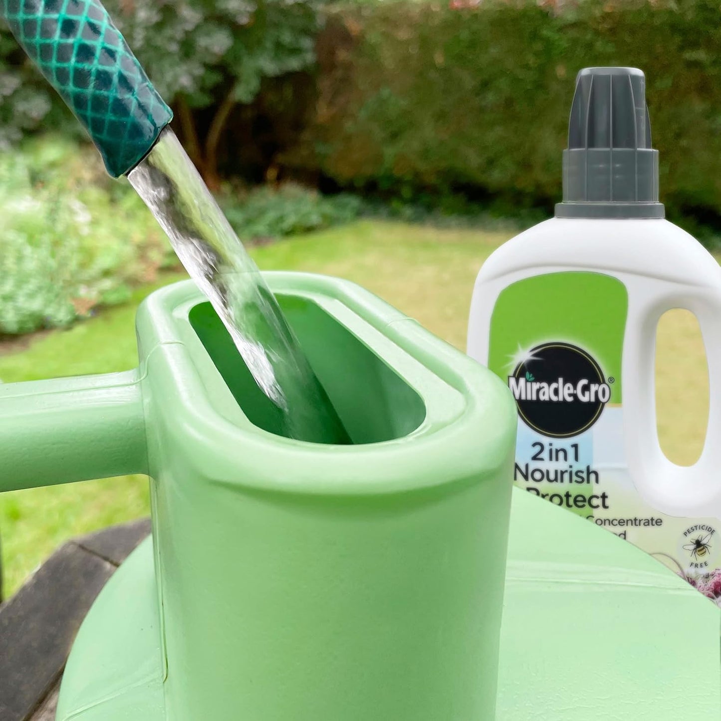 Miracle-Gro 2 in 1 Nourish & Protect Seaweed Plant Food Concentrate 800ml