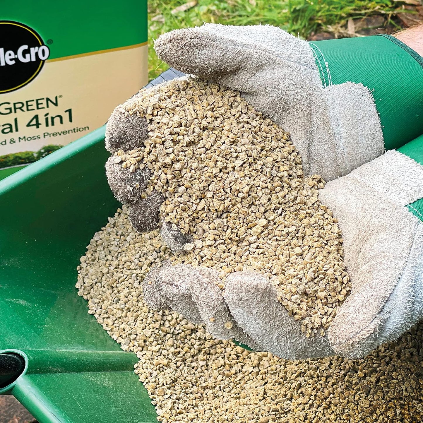 Miracle-Gro Natural 4 In1-Lawn Feed, Weed & Moss Preventor Lawn Fertiliser, 175 M2